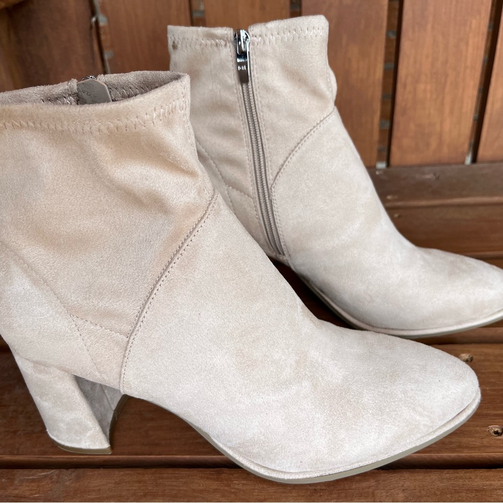 Marc Fisher “DYVINE” Dune Suede ankle bootie chunky heel boot size 10 EUC